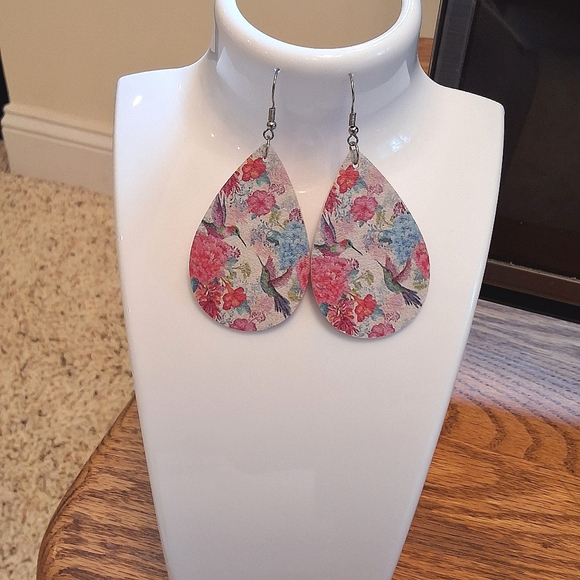 💥SALE💥NEW Humming Bird Floral Dangle Earrings - Picture 3 of 4